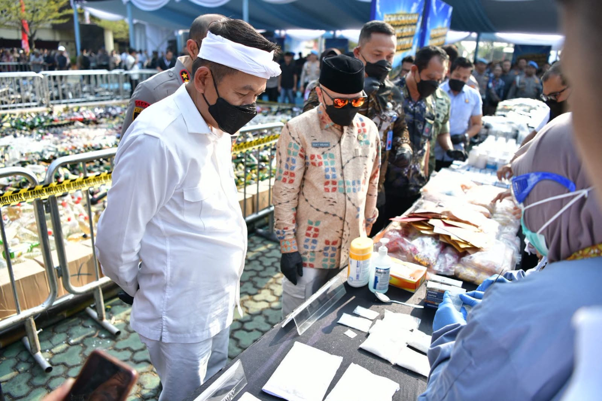 Polda Jabar musnahkan barang bukti kejahatan. KDM menyoroti penertiban knalpot brong, miras, narkoba dan obat keras seperti tramadol