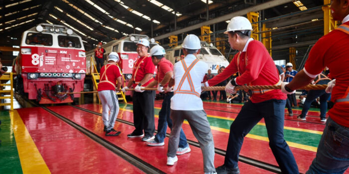 KAI Daop 2 Bandung meriahkan HUT ke-81 RI dengan lomba tarik lokomotif 80 ton, Cek Lintas Kemerdekaan, dan pelatihan ERB.