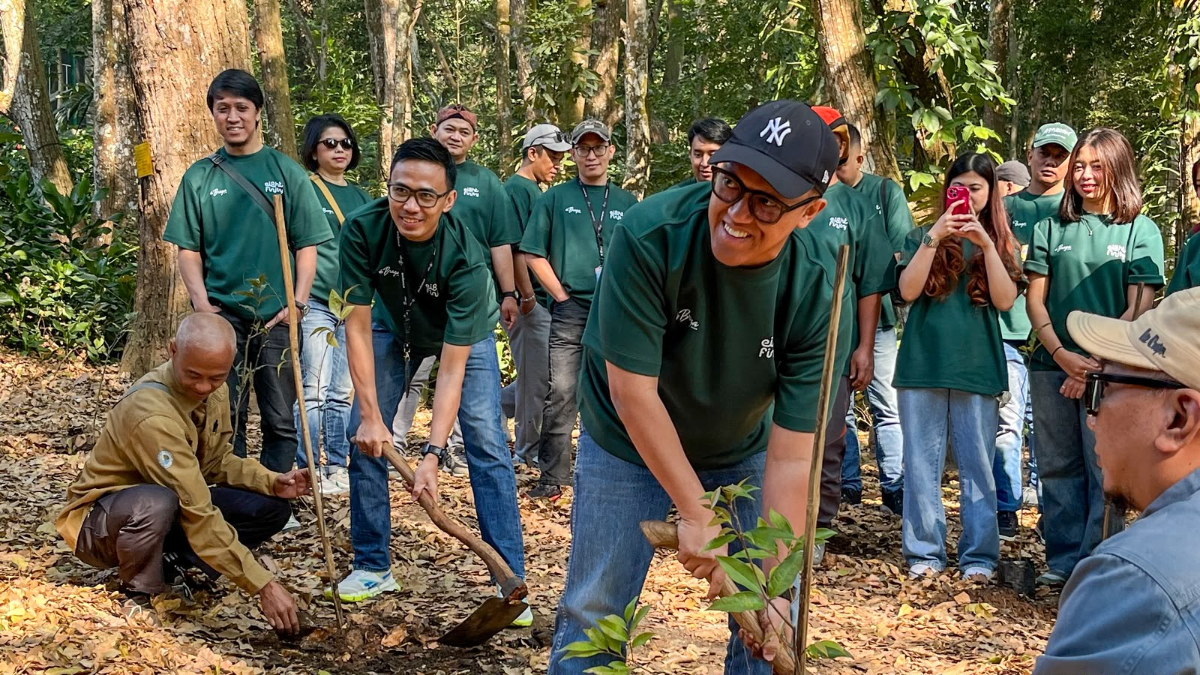 Rayakan 8 tahun, de Braga by ARTOTEL tanam 50 pohon bersama Tahura Ir. H. Djuanda dengan komitmen perawatan selama 20 tahun.