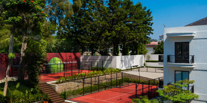 Konsep One Resort One Sport di L’Eminence Lembang menghadirkan pengalaman liburan aktif melalui padel, tenis, golf dan fasilitas keluarga.