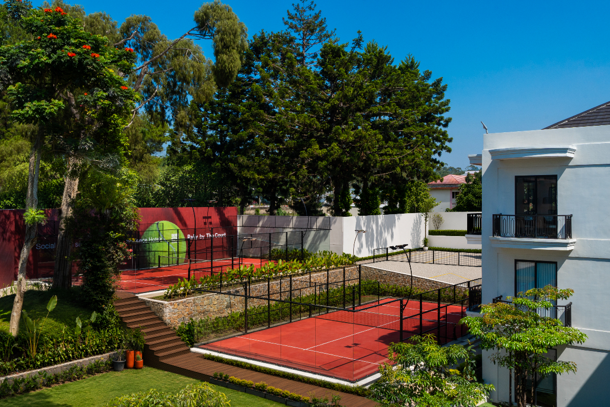 Konsep One Resort One Sport di L’Eminence Lembang menghadirkan pengalaman liburan aktif melalui padel, tenis, golf dan fasilitas keluarga.
