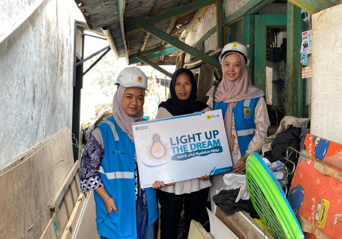 Nyalakan Harapan dari Kepedulian Pegawai, PLN UP3 Cimahi Hadirkan Listrik Gratis bagi Warga Kabupaten Bandung Barat