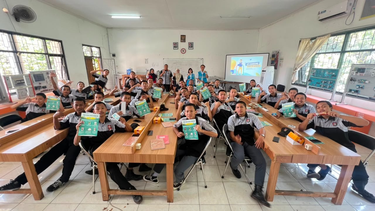 PLN ULP Bandung Selatan Edukasi Keselamatan Ketenagalistrikan kepada Siswa SMK Negeri 8 Bandung
