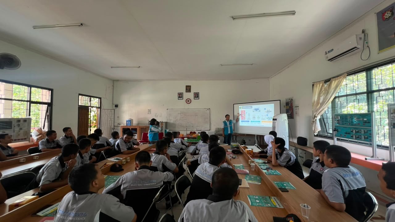 PLN ULP Bandung Selatan Edukasi Keselamatan Ketenagalistrikan kepada Siswa SMK Negeri 8 Bandung