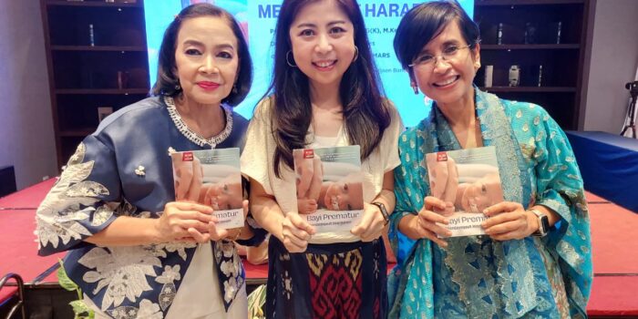 Buku Bayi Prematur Menjemput Harapan mengulas perjalanan bayi prematur secara utuh, dari kehamilan, NICU, hingga pendampingan di rumah.