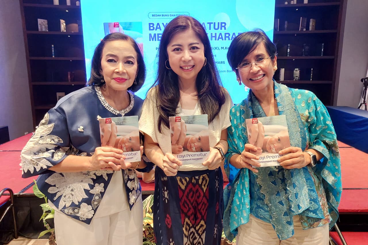 Buku Bayi Prematur Menjemput Harapan mengulas perjalanan bayi prematur secara utuh, dari kehamilan, NICU, hingga pendampingan di rumah.
