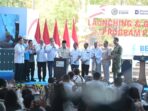 Presiden Republik Indonesia, Prabowo Subianto (tengah) secara simbolis melakukan penekanan tombol dalam Launching & Groundbreaking Program PLTS 100 GWp di Gilimanuk, Bali pada Selasa (25/8)
