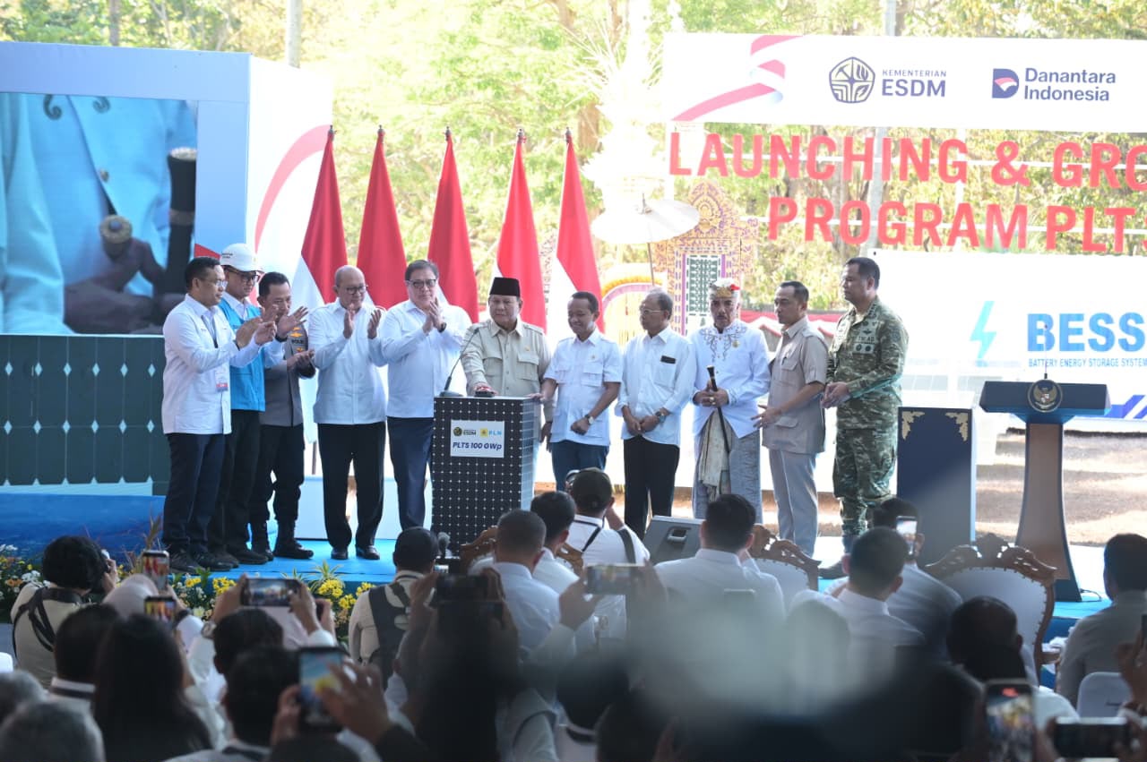 Presiden Republik Indonesia, Prabowo Subianto (tengah) secara simbolis melakukan penekanan tombol dalam Launching & Groundbreaking Program PLTS 100 GWp di Gilimanuk, Bali pada Selasa (25/8)