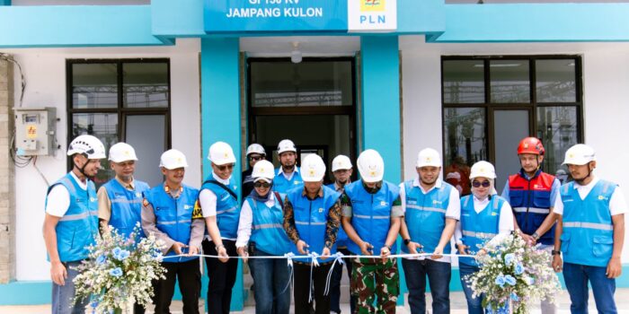 Wakil Bupati Sukabumi Andreas, Dandim 0622 Kabupaten Sukabumi Letkol Inf. Agung Ariwibowo, dan Vice President Efisiensi, Kualitas dan Pengukuran Distribusi Jawa, Madura, dan Bali PT. PLN (Persero) MX Wahyu C Prasetyo meresmikan pengoperasian kembali GI Jampang Kulon 150 KV