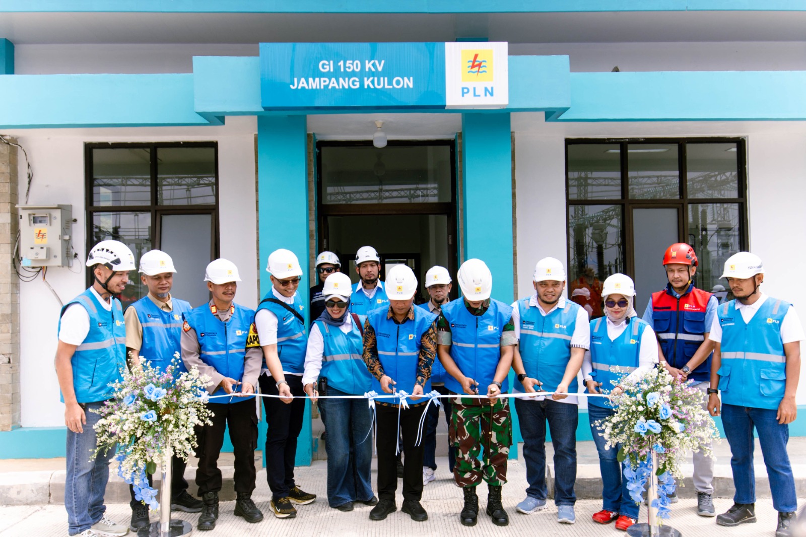 Wakil Bupati Sukabumi Andreas, Dandim 0622 Kabupaten Sukabumi Letkol Inf. Agung Ariwibowo, dan Vice President Efisiensi, Kualitas dan Pengukuran Distribusi Jawa, Madura, dan Bali PT. PLN (Persero) MX Wahyu C Prasetyo meresmikan pengoperasian kembali GI Jampang Kulon 150 KV