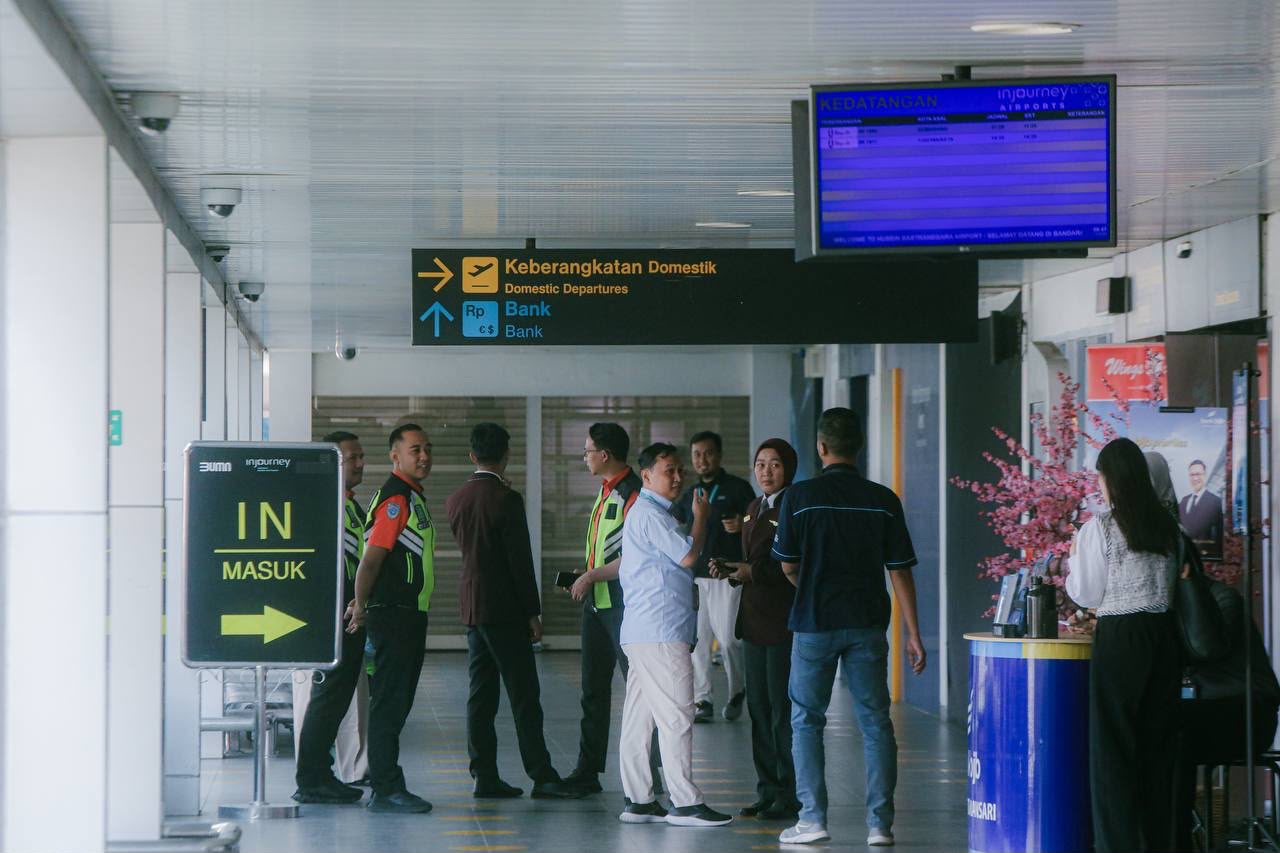 Aktivitas Gunung Anak Krakatau berkurang dan Bandara Husein Sastranegara kembali melayani penerbangan. Penumpang diminta cek jadwal ke maskapai.