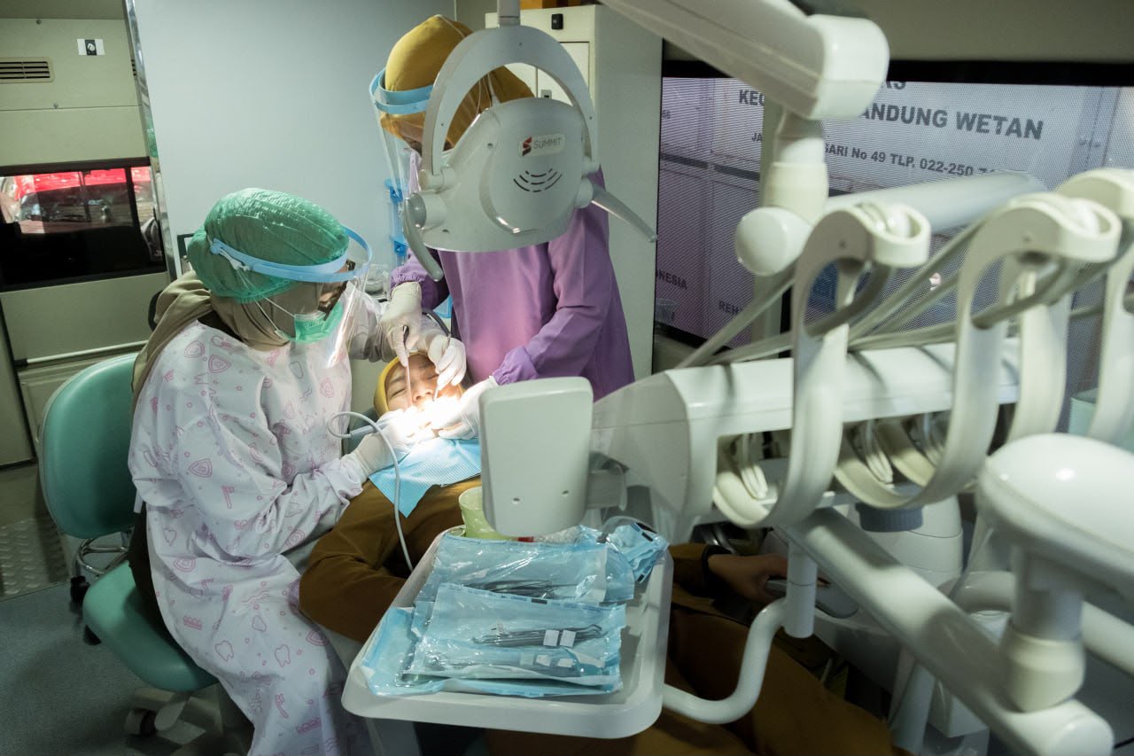Safari Dental Care RSKGM Bandung menghadirkan pemeriksaan dan tindakan gigi gratis bagi warga di 30 kecamatan hingga Oktober 2026