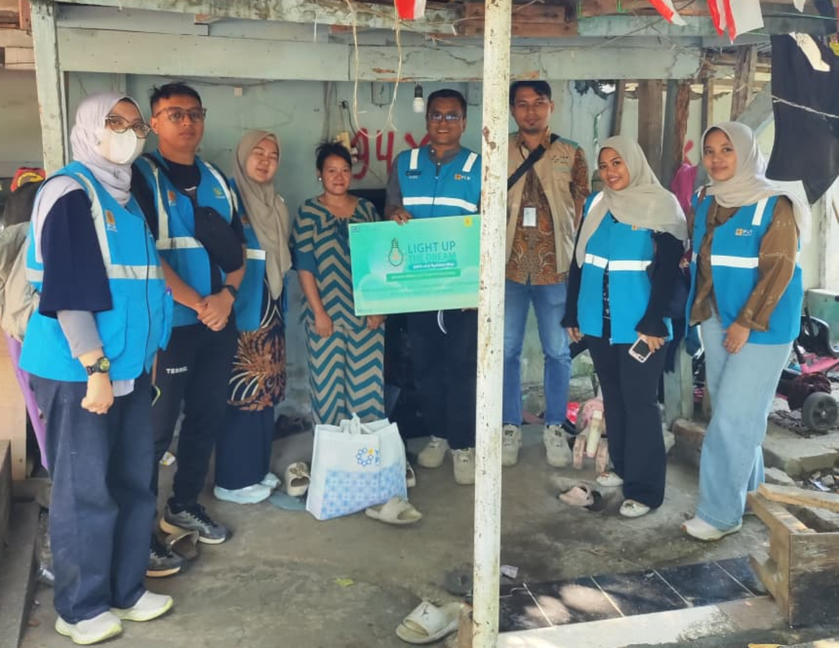 PLN UP3 Bandung melalui LUTD dan YBM PLN Salurkan Bantuan Sembako kepada Pelanggan di Maleer