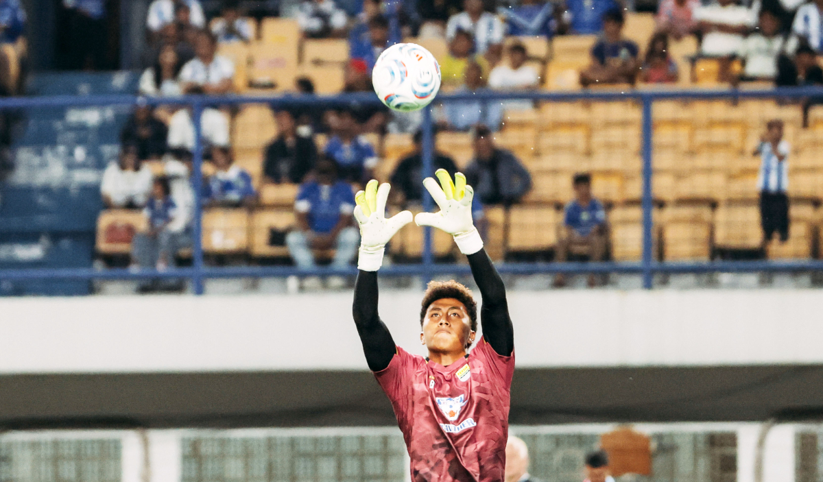 Kiper muda PERSIB Fitrah Maulana siap tampil menghadapi Persija Jakarta pada pekan kedua Super League 2026/2027 di Stadion GBK.
