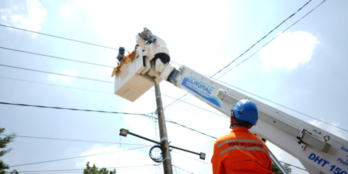 Sebanyak 222 personel PLN merawat 304 titik jaringan listrik di Kuningan melalui Bakti PDKB tanpa menghentikan aliran listrik pelanggan
