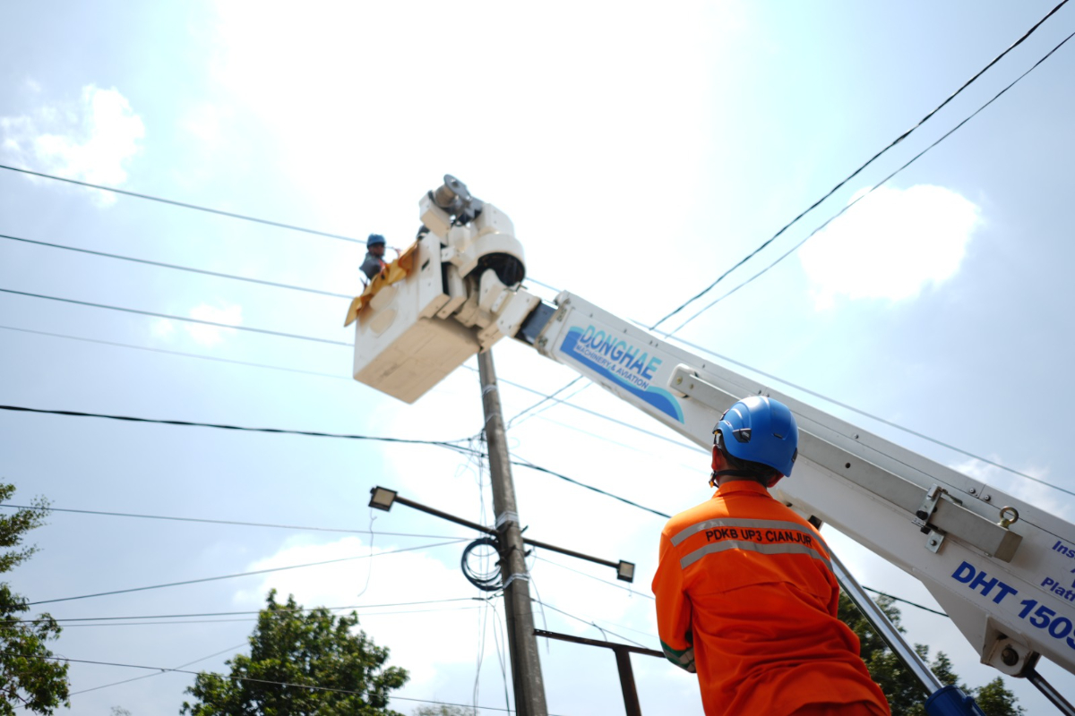 Sebanyak 222 personel PLN merawat 304 titik jaringan listrik di Kuningan melalui Bakti PDKB tanpa menghentikan aliran listrik pelanggan