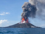 Pemprov Jabar menerapkan PJJ di wilayah terdampak abu vulkanik Gunung Anak Krakatau serta menyiapkan posko dan fasilitas kesehatan.