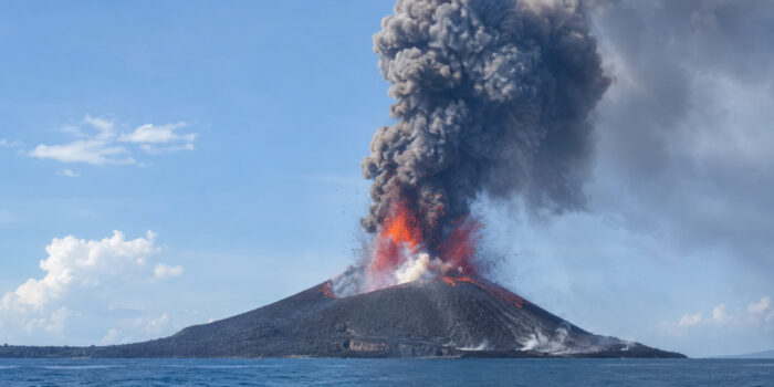 Pemprov Jabar menerapkan PJJ di wilayah terdampak abu vulkanik Gunung Anak Krakatau serta menyiapkan posko dan fasilitas kesehatan.