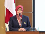 Dr. Diah Fatma Sjoraida membahas komunikasi politik, gender, budaya Sunda, media digital dan demokrasi dalam orasi ilmiah Dies Natalis Fikom Unpad.
