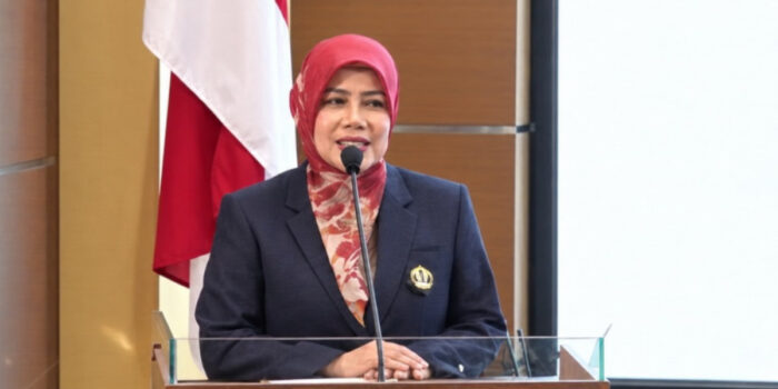 Dr. Diah Fatma Sjoraida membahas komunikasi politik, gender, budaya Sunda, media digital dan demokrasi dalam orasi ilmiah Dies Natalis Fikom Unpad.