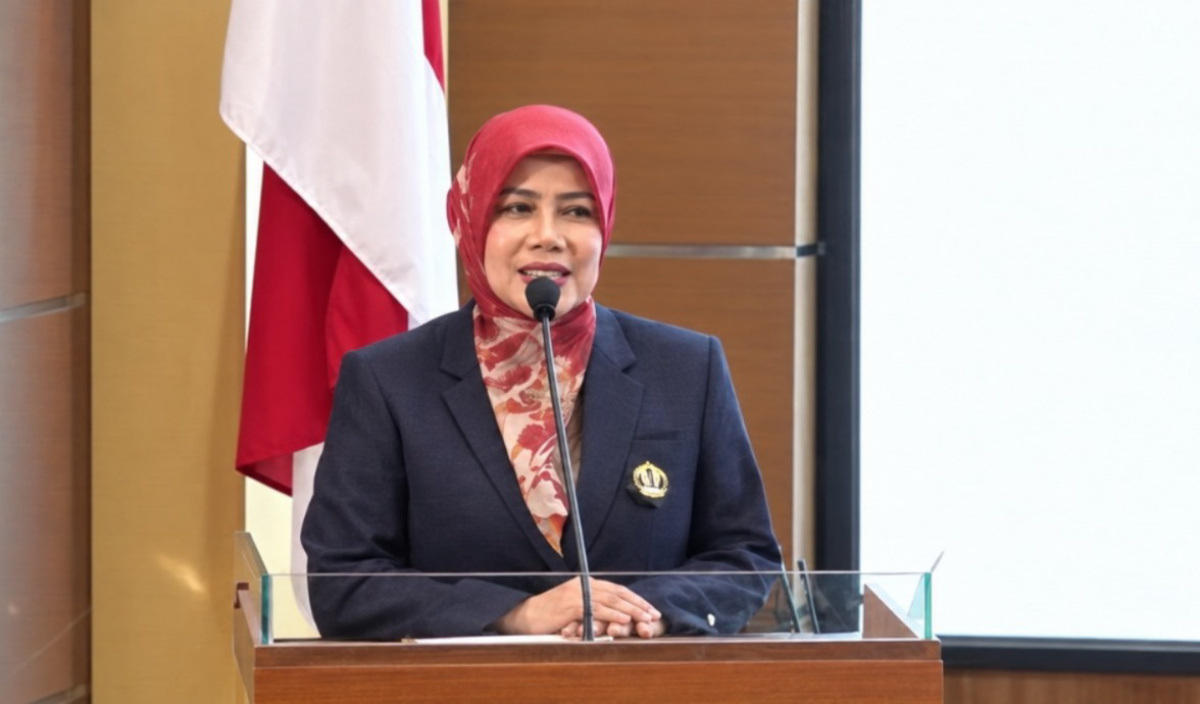Dr. Diah Fatma Sjoraida membahas komunikasi politik, gender, budaya Sunda, media digital dan demokrasi dalam orasi ilmiah Dies Natalis Fikom Unpad.