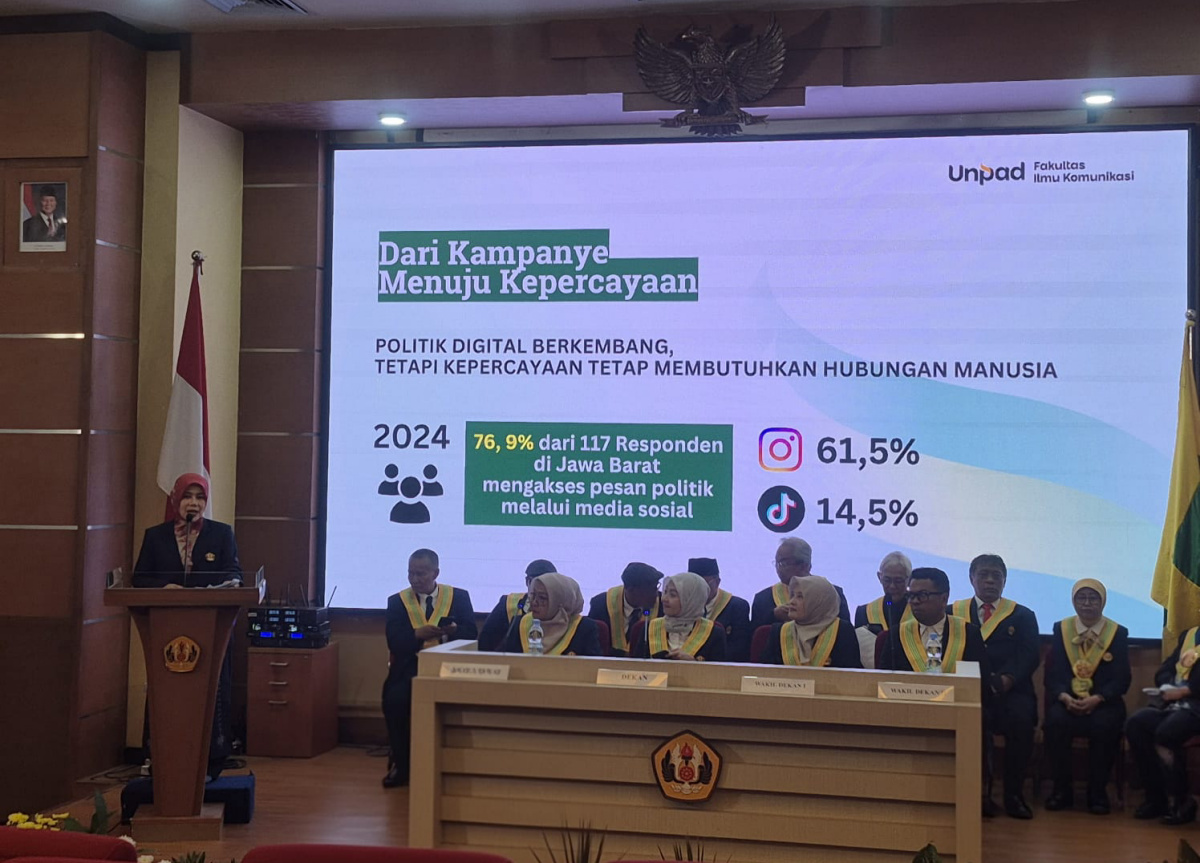Dr. Diah Fatma Sjoraida membahas komunikasi politik, gender, budaya Sunda, media digital dan demokrasi dalam orasi ilmiah Dies Natalis Fikom Unpad.