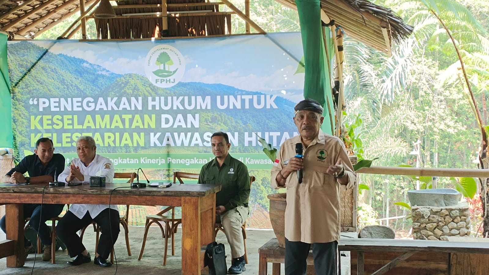 FPHJ meminta penegakan hukum pelanggaran hutan di Jawa Barat menelusuri pemodal dan pihak di balik aktivitas perusakan kawasan.