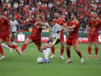 Hasil akhir Persija vs Persib berakhir 2-1 untuk Persija. Balsa Sekulic sempat menyamakan skor sebelum Ivan Mamut mencetak gol penentu.