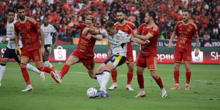 Hasil akhir Persija vs Persib berakhir 2-1 untuk Persija. Balsa Sekulic sempat menyamakan skor sebelum Ivan Mamut mencetak gol penentu.