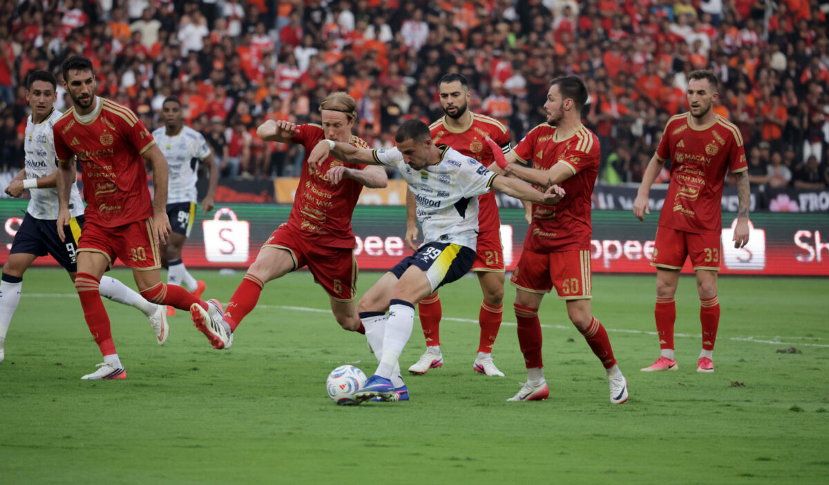 Hasil akhir Persija vs Persib berakhir 2-1 untuk Persija. Balsa Sekulic sempat menyamakan skor sebelum Ivan Mamut mencetak gol penentu.