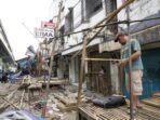 Pedagang Pasar Kiaracondong Bandung membongkar bangunan secara mandiri. Penataan dilakukan untuk membersihkan lingkungan dan drainase