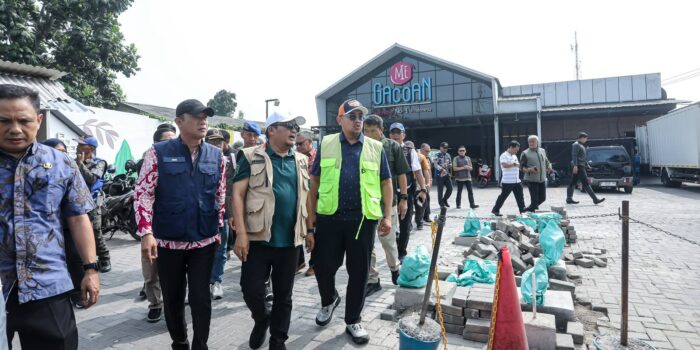 Wali Kota Bandung Muhammad Farhan menyiapkan anggaran normalisasi drainase Pasir Biru yang membutuhkan penggalian di sekitar bangunan warga.