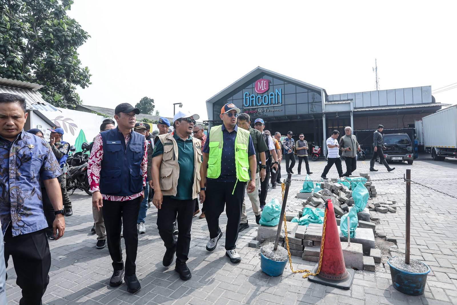Wali Kota Bandung Muhammad Farhan menyiapkan anggaran normalisasi drainase Pasir Biru yang membutuhkan penggalian di sekitar bangunan warga.