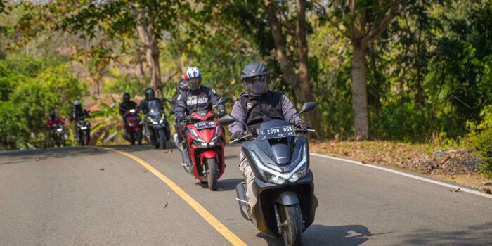 DAM mengingatkan pengendara motor untuk mengurangi kecepatan, menjaga jarak aman, dan menguasai teknik pengereman saat musim hujan.