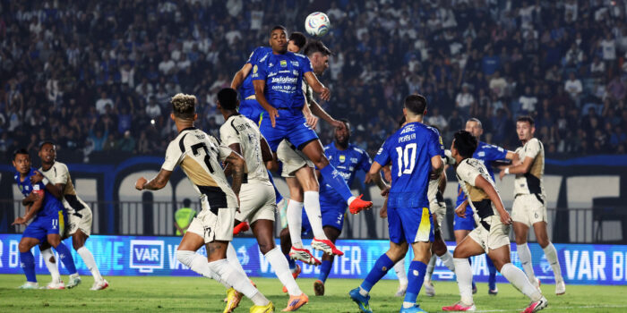 Hasil akhir Persib vs Dewa United berakhir 2-2. Sempat tertinggal dua gol, Maung Bandung bangkit lewat Balsa Sekulic dan Marc Klok.