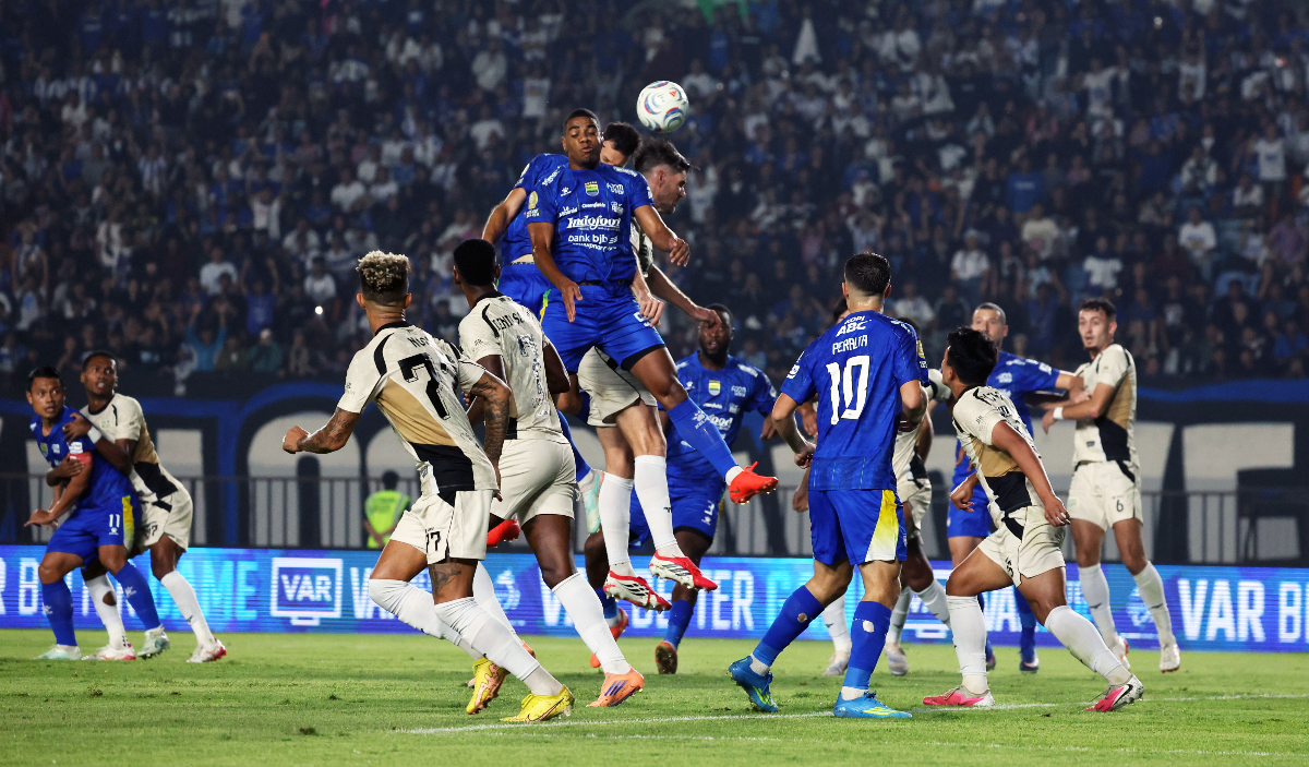 Hasil akhir Persib vs Dewa United berakhir 2-2. Sempat tertinggal dua gol, Maung Bandung bangkit lewat Balsa Sekulic dan Marc Klok.