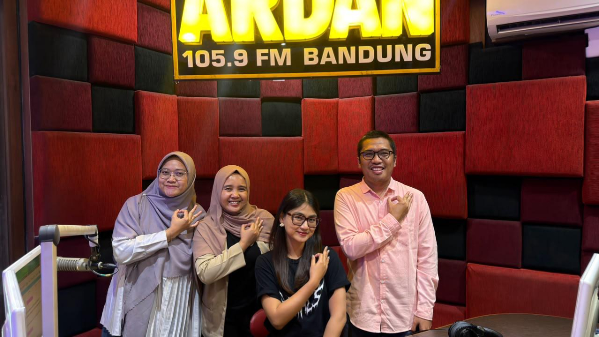 PT PLN (Persero) melalui Unit Pelaksana Pelayanan Pelanggan (UP3) Bandung melakukan sosialisasi keselamatan ketenagalistrikan melalui Radio Ardan Bandung dengan mengangkat tema “Peduli Potensi Bahaya Listrik”. Kegiatan ini menjadi salah satu upaya PLN untuk memperluas edukasi kepada masyarakat mengenai pentingnya mengenali risiko kelistrikan dan menerapkan perilaku aman dalam aktivitas sehari-hari.Melalui media radio, PLN menyampaikan informasi keselamatan listrik yang dapat menjangkau masyarakat dari berbagai kalangan. Edukasi ini menekankan bahwa pemanfaatan listrik perlu disertai pemahaman terhadap potensi bahaya, baik yang berasal dari instalasi rumah tangga maupun jaringan listrik di lingkungan sekitar.
Masyarakat diimbau untuk memperhatikan kondisi kabel dan stopkontak, tidak menggunakan peralatan listrik yang rusak, serta menghindari penggunaan sambungan listrik secara berlebihan. Selain itu, masyarakat perlu menjaga jarak aman dari jaringan listrik, tidak mendirikan bangunan atau memasang benda yang berisiko terlalu dekat dengan jaringan, serta tidak melakukan aktivitas yang dapat membahayakan keselamatan di sekitar instalasi listrik.
Apabila menemukan kabel terkelupas, tiang atau jaringan listrik yang rusak, maupun kondisi lain yang berpotensi menimbulkan bahaya, masyarakat diharapkan tidak menyentuh atau menanganinya sendiri. Pelaporan dapat dilakukan melalui kanal resmi PLN agar dapat ditindaklanjuti oleh petugas yang berwenang.
Manager PLN UP3 Bandung, Donna Sinatra, menyampaikan bahwa edukasi keselamatan listrik perlu dilakukan secara berkelanjutan dengan memanfaatkan berbagai saluran komunikasi agar informasi dapat diterima masyarakat secara lebih luas.
“Keselamatan ketenagalistrikan membutuhkan perhatian dan kepedulian bersama. Melalui sosialisasi di Radio Ardan Bandung, kami ingin mengajak masyarakat lebih peka terhadap potensi bahaya listrik di sekitarnya serta memahami langkah pencegahan yang tepat. Kebiasaan sederhana, seperti memeriksa kondisi peralatan listrik dan menjaga jarak aman dari jaringan, dapat membantu mengurangi risiko kecelakaan,” ujar Donna Sinatra.
General Manager PLN Unit Induk Distribusi Jawa Barat, Muhammad Joharifin, menegaskan bahwa peningkatan kesadaran masyarakat merupakan bagian penting dari upaya membangun budaya keselamatan ketenagalistrikan.
“PLN tidak hanya berupaya menyediakan pasokan listrik yang andal, tetapi juga mendorong masyarakat untuk menggunakan listrik secara aman dan bertanggung jawab. Kolaborasi dengan media seperti Radio Ardan Bandung menjadi salah satu cara untuk menyebarluaskan informasi keselamatan agar semakin banyak masyarakat memahami risiko kelistrikan dan mengetahui tindakan yang perlu dilakukan ketika menemukan kondisi berbahaya,” ungkap Muhammad Joharifin.
Melalui kegiatan ini, PLN UP3 Bandung berharap pesan keselamatan ketenagalistrikan dapat diterapkan dalam kehidupan sehari-hari, baik di rumah, tempat kerja, maupun ruang publik. Peran aktif masyarakat dalam mengenali dan melaporkan potensi bahaya menjadi bagian penting untuk menciptakan lingkungan yang lebih aman.
PLN mengajak seluruh masyarakat untuk selalu mengutamakan keselamatan dalam menggunakan listrik. Jika menemukan potensi bahaya kelistrikan, jaga jarak aman dan laporkan melalui aplikasi PLN Mobile atau kanal resmi PLN agar dapat ditangani sesuai prosedur.