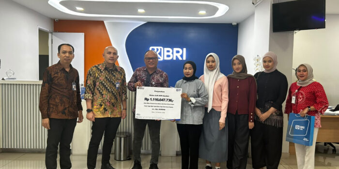 BRI Life melalui BRI Soekarno Hatta Serahkan Klaim AJK KPR Rp1,11 Miliar