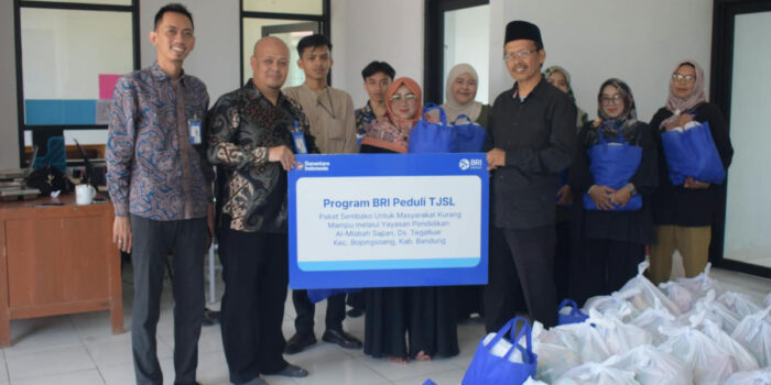 BRI Peduli bersama Yayasan Pendidikan Al-Misbah Sapan menyalurkan bantuan sembako bagi lansia, yatim piatu, dan pekerja harian di Tegalluar.