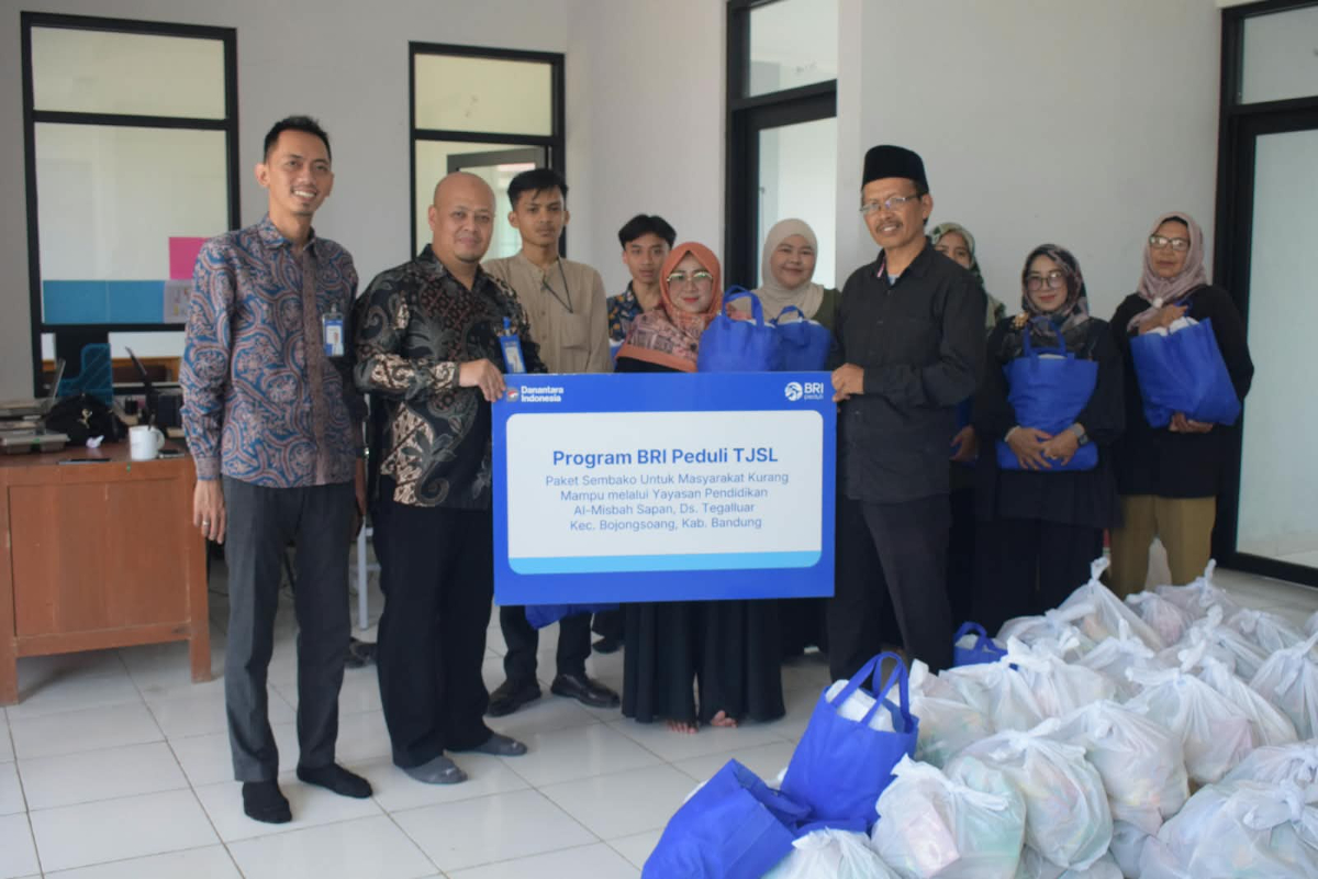 BRI Peduli bersama Yayasan Pendidikan Al-Misbah Sapan menyalurkan bantuan sembako bagi lansia, yatim piatu, dan pekerja harian di Tegalluar.