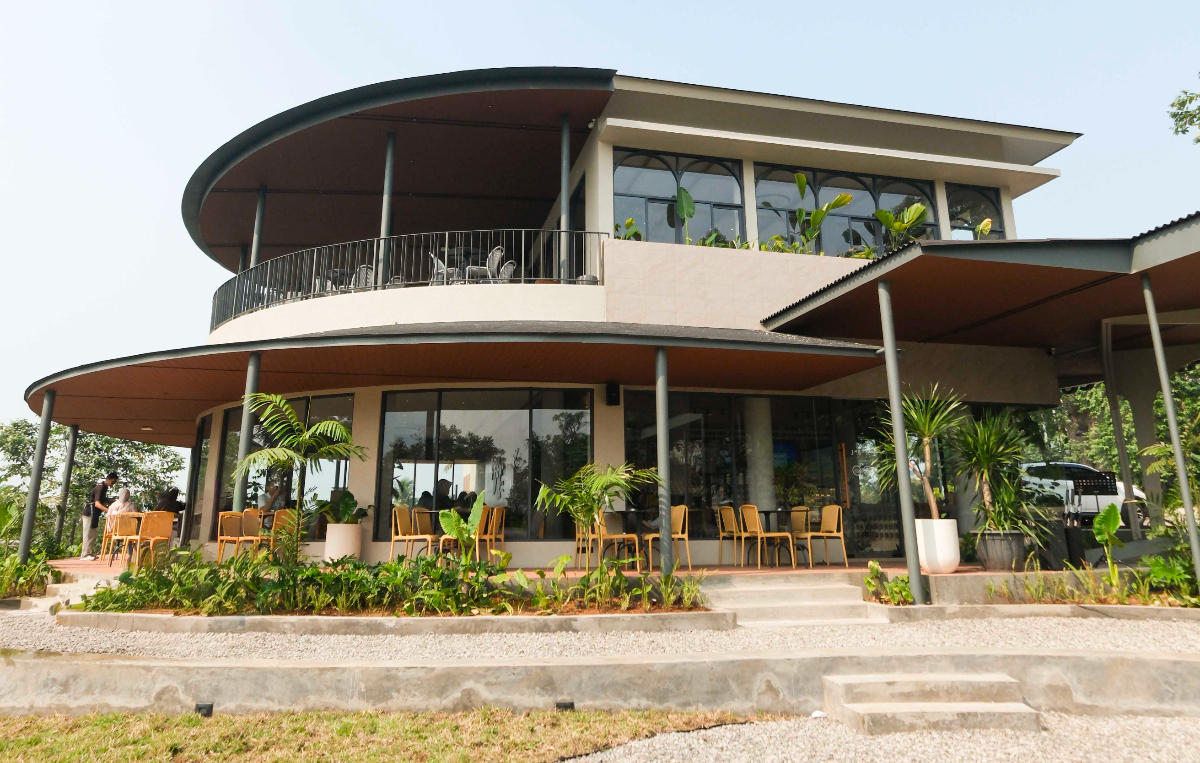 Jabarano Coffee membuka cabang ke-10 di Jatinangor, Sumedang, dengan area outdoor nyaman dan fasilitas lengkap untuk komunitas kreatif.