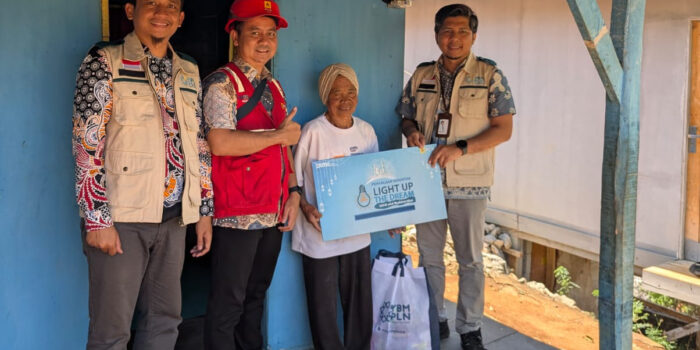 PLN ULP Ujung Berung Hadirkan Terang bagi Eha melalui Program Light Up The Dream dan Bantuan Sembako YBM