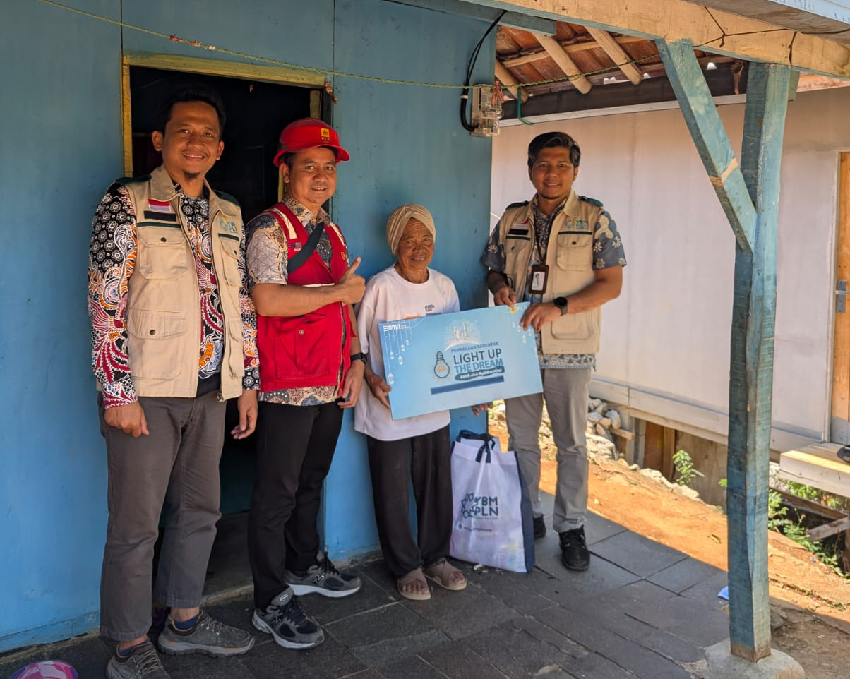 PLN ULP Ujung Berung Hadirkan Terang bagi Eha melalui Program Light Up The Dream dan Bantuan Sembako YBM