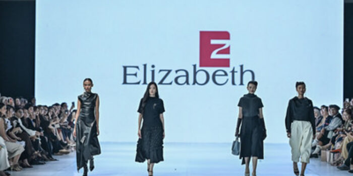 Koleksi Bloom Beneath the Surface dari Elizabeth tampil di JFW 2027. Mengusung 16 looks, koleksi ini memadukan karakter kuat, kelembutan, dan desain modern.