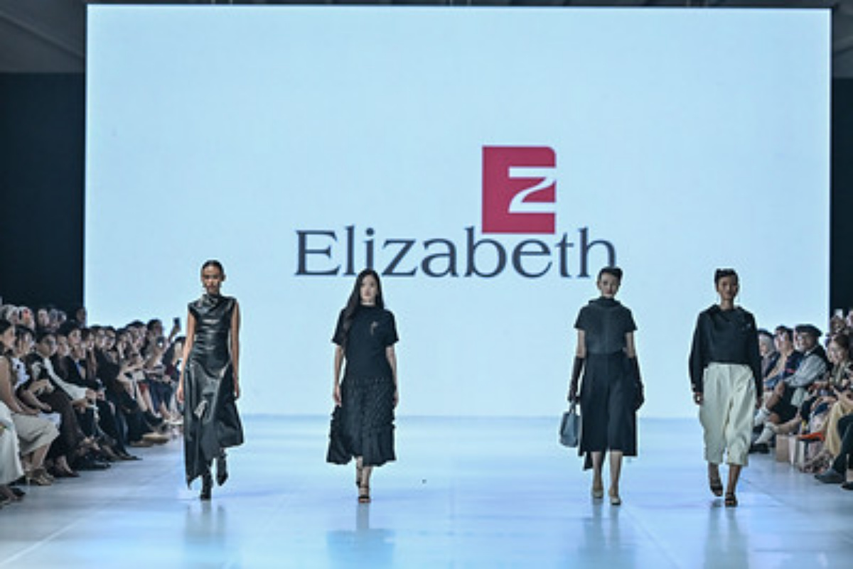 Koleksi Bloom Beneath the Surface dari Elizabeth tampil di JFW 2027. Mengusung 16 looks, koleksi ini memadukan karakter kuat, kelembutan, dan desain modern.