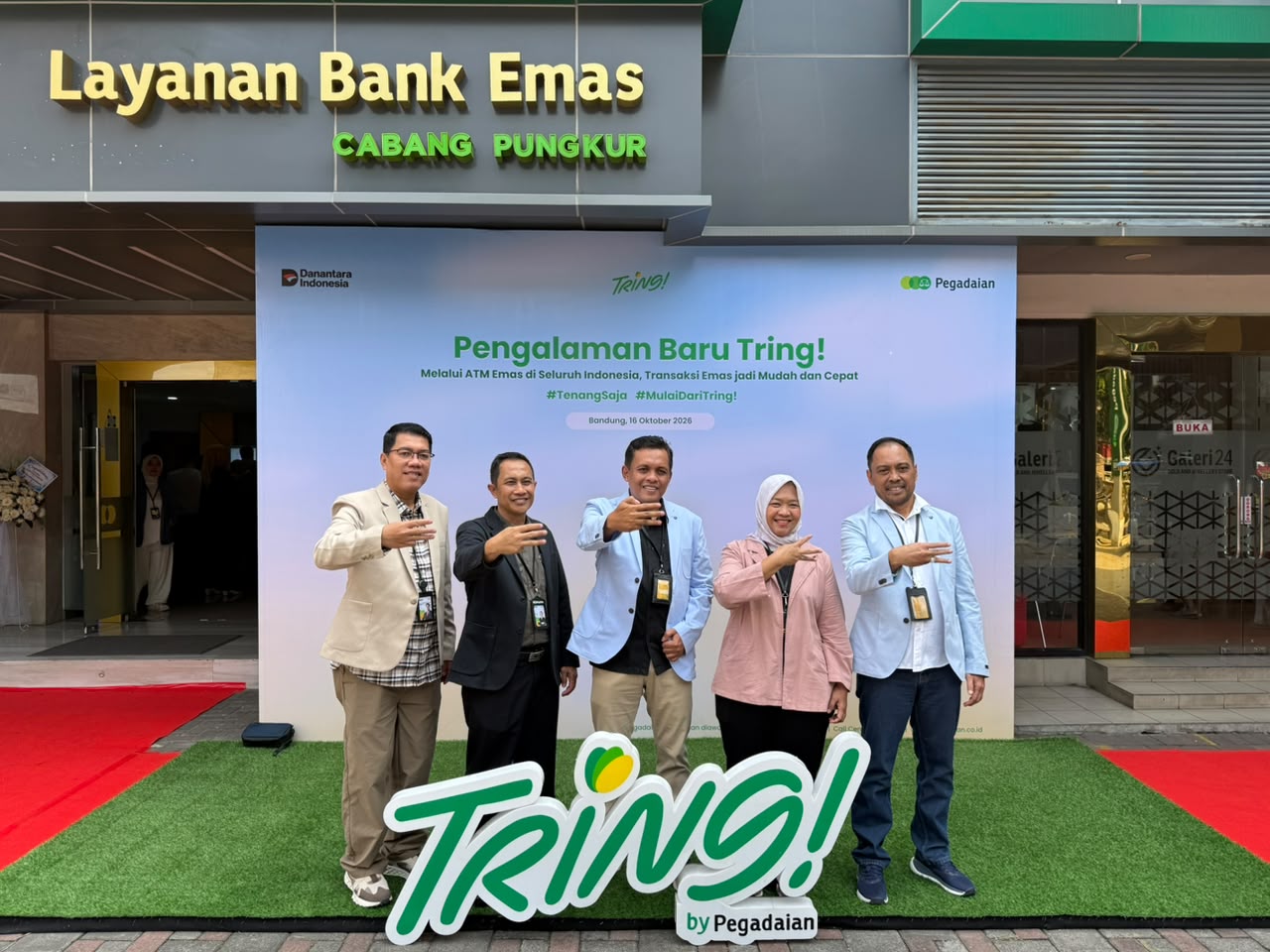 Pegadaian menghadirkan ATM Emas di Cabang Pungkur Bandung. Nasabah bisa membeli dan mencetak emas fisik 1–100 gram secara instan.