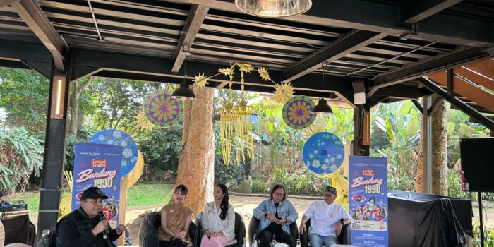 Lestari Tradisi Bandung 1990 menghadirkan perayaan budaya Sunda bersama Happy Salma, Doel Sumbang, Nining Meida, dan Saung Angklung Udjo, lengkap dengan pagelaran seni, kuliner, serta kerajinan khas Sunda. Lestari Tradisi Bandung 1990 menghadirkan perayaan budaya Sunda bersama Happy Salma, Doel Sumbang, Nining Meida, dan Saung Angklung Udjo, lengkap dengan pagelaran seni, kuliner, serta kerajinan khas Sunda.