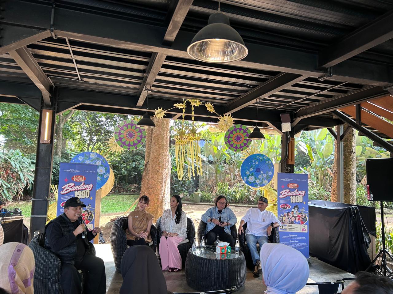 Lestari Tradisi Bandung 1990 menghadirkan perayaan budaya Sunda bersama Happy Salma, Doel Sumbang, Nining Meida, dan Saung Angklung Udjo, lengkap dengan pagelaran seni, kuliner, serta kerajinan khas Sunda.