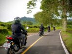 Simak tips aman menyalip bus dan truk, kenali blind spot, jaga jarak, dan terapkan safety riding untuk mengurangi risiko kecelakaan.