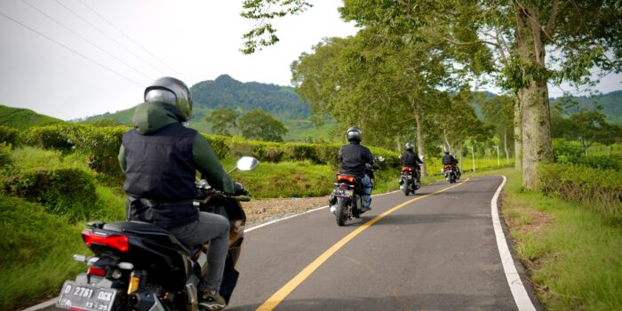 Simak tips aman menyalip bus dan truk, kenali blind spot, jaga jarak, dan terapkan safety riding untuk mengurangi risiko kecelakaan.